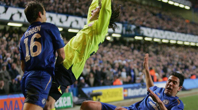 Messi cae al csped de Stamford Bridge tras la entrada de Del Horno.