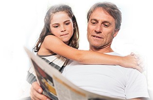 Padre e hija leyendo MARCA