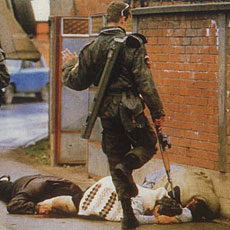 Un paramilitar de Arkan patalea un cadáver en Srebrenica