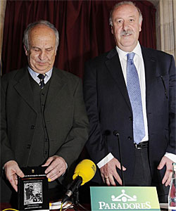 Vicente del Bosque y José Luis Gavilanes, en la presentación del libro '¿Qué fue de Joaquín Heredia?'