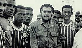 El Che, con un equipo de fútbol