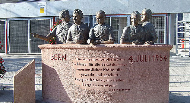 Monumento a los campeones del mundo en 1954 del Kaiserslautern en el Fritz Walter Stadion