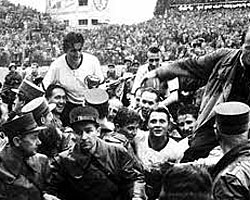 Fritz Walter con la copa del mundo en 1954
