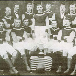 Aston Villa, con la Copa de 1895 (spartacus-educational.com).