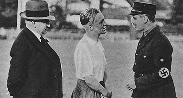 Halvorsen, con Emil Martens (presidente del Hamburgo) y el responsable nazi del deportes en la zona norte de Alemania. Arthur Egon Schmidt (Imagen del Museo del HSV).