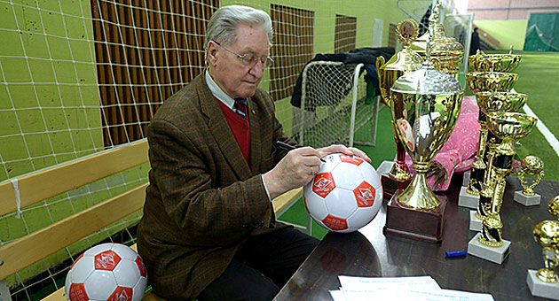 Paramonov, firmando balones del Spartak